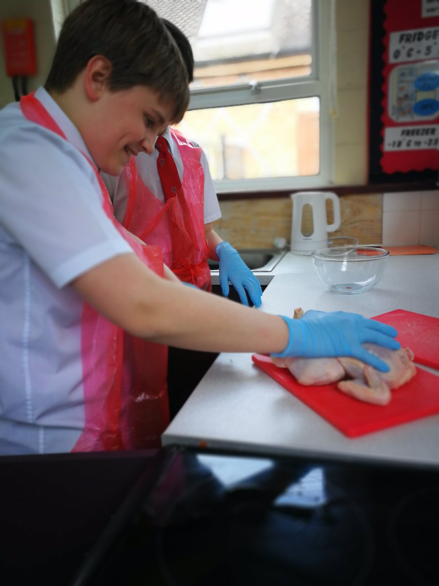 sandbachDTfood's tweet image. #chickendinner #portioning chickens! #alotoffun and #alotoflearning!
Well done year 9!
