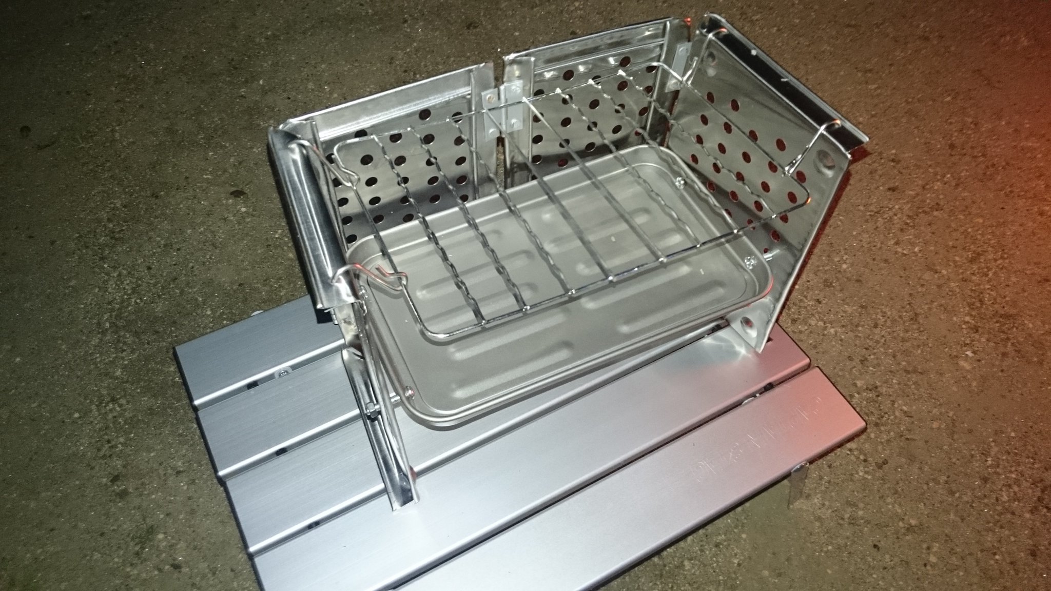 かりぷー 宮城 No Twitter 100均のステンレストレーを使った折り畳み焚き火グリル 自作キャンプ道具 T Co Ak87ihoatq Twitter