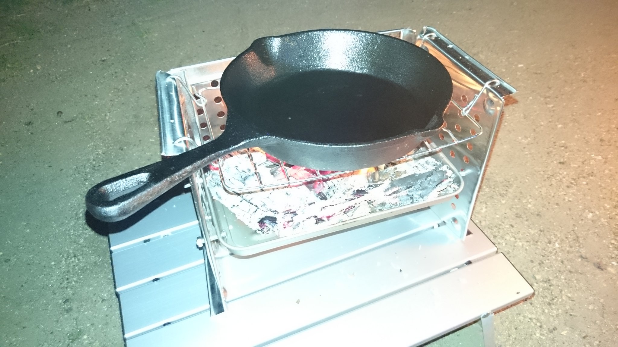 かりぷー 宮城 No Twitter 100均のステンレストレーを使った折り畳み焚き火グリル 自作キャンプ道具 T Co Ak87ihoatq Twitter