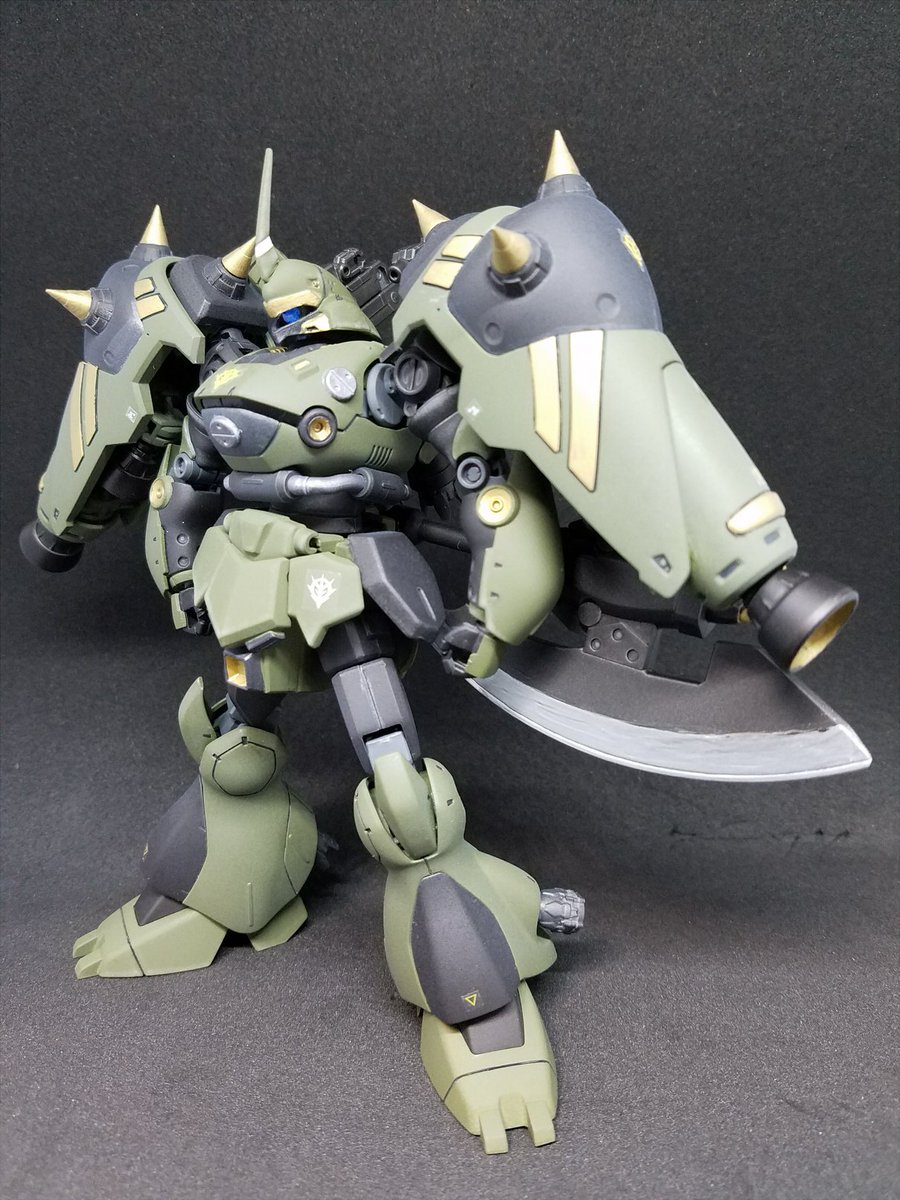 Tad Exe En Twitter ケンプファー ブリッツ 戦地に合わせ現地改修が繰り返されたケンプファー 他msの予備パーツが多く組み込まれ 装甲の強化の他 背部へ新たにアームドバックパックを増設 汎用武装なら幅広く携行出来る為拡張性が高い しかし上半身に比重が