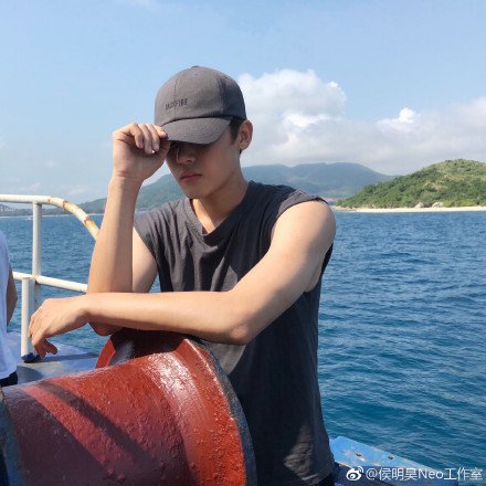 heyraaraa's tweet photo. Hou Minghao Neo 's official studio weibo update yesterday 180501 (侯明昊Neo工作室) : " first day of may,Happy Labour day. Your captain Hou ready to sail the boat,with full speed" 
#minghaoneo #minghao #houminghao #neohooo #neominghao #侯明昊 #neo https://t.co/qsSgRqjPgI