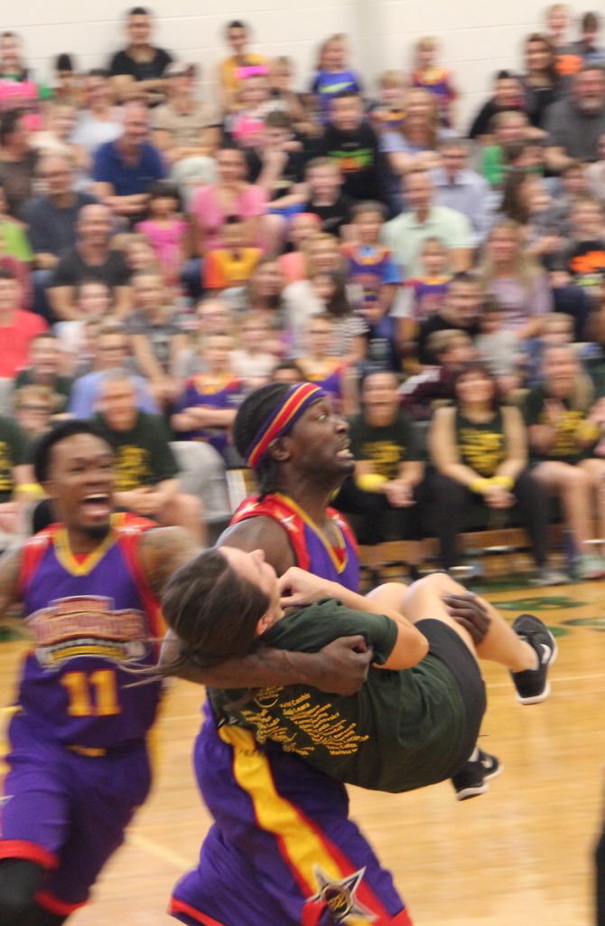 nicoled131's tweet image. When you can’t believe the warm weather is finally here. #springorsummer #harlemwizards #basketball #teachers