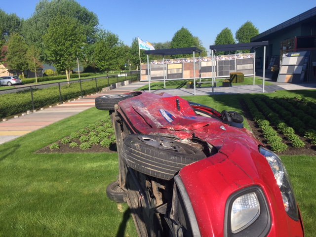 Auto belandt in showtuin na botsing bij de Poort van Dronten. bit.ly/2rem9z7
