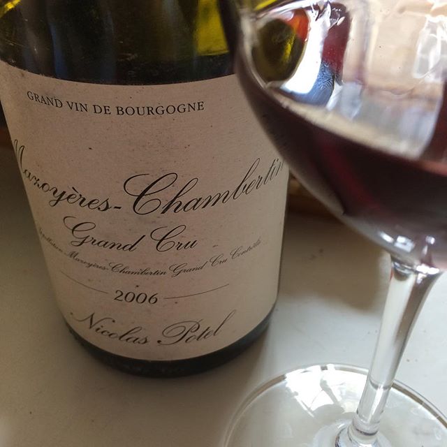 marieroginska's tweet photo. La série de vins mûrs continue avec avec ce petit chouchou🍷🍇❤️ Très jolis fruits, belle structure, élégant et gourmand👍 #mazoyereschambertin 2006 #nicolaspotel #cotedenuits #bourgogne #pinotnoir #burgundywine #winelover #ilovewine… https://t.co/pvGhCE3GV4 https://t.co/ESrtd1EvJa