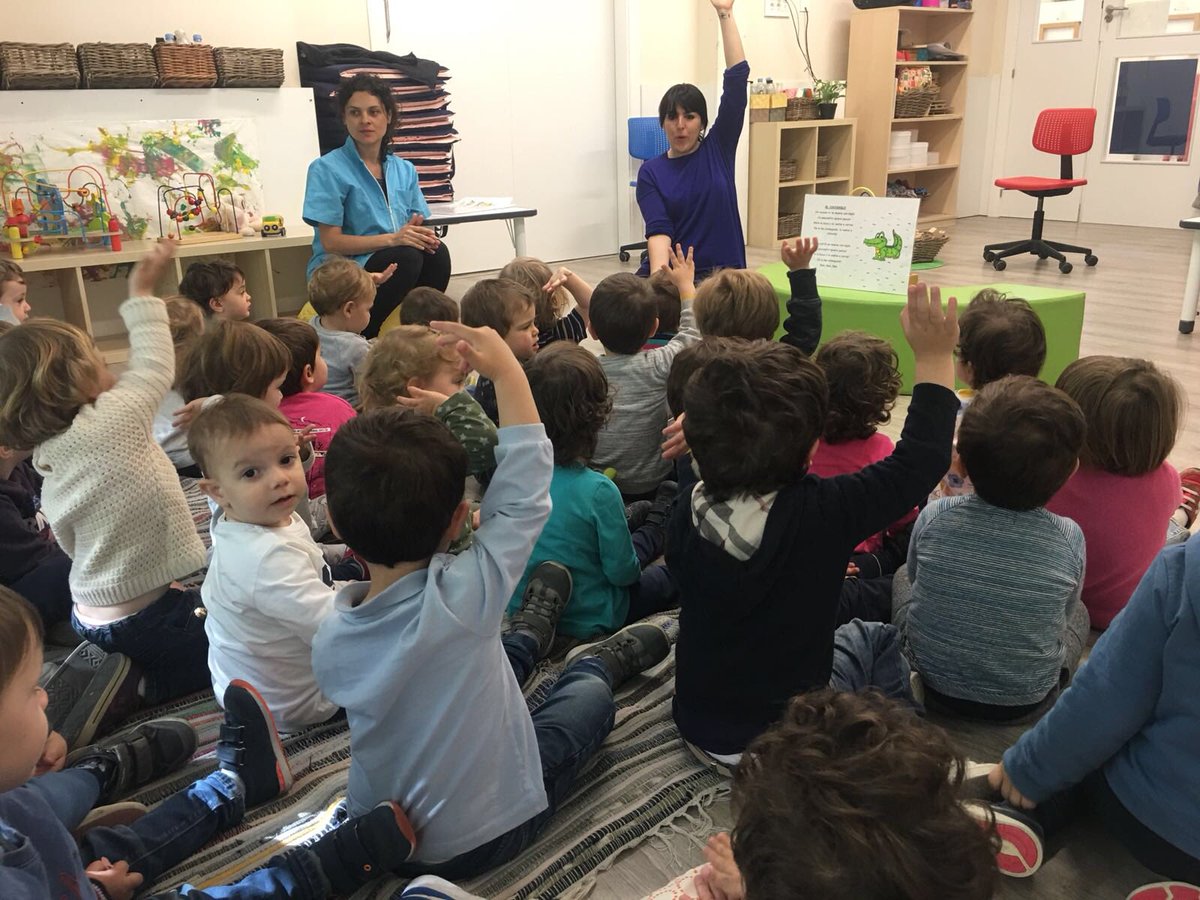 Claullp_s's tweet photo. Els més petits de Virolai Petit gaudint amb un recital de poemes per celebrar la setmana de la poesia @EscolaVirolai #setmanadelapoesia https://t.co/HCXvIlCLRu