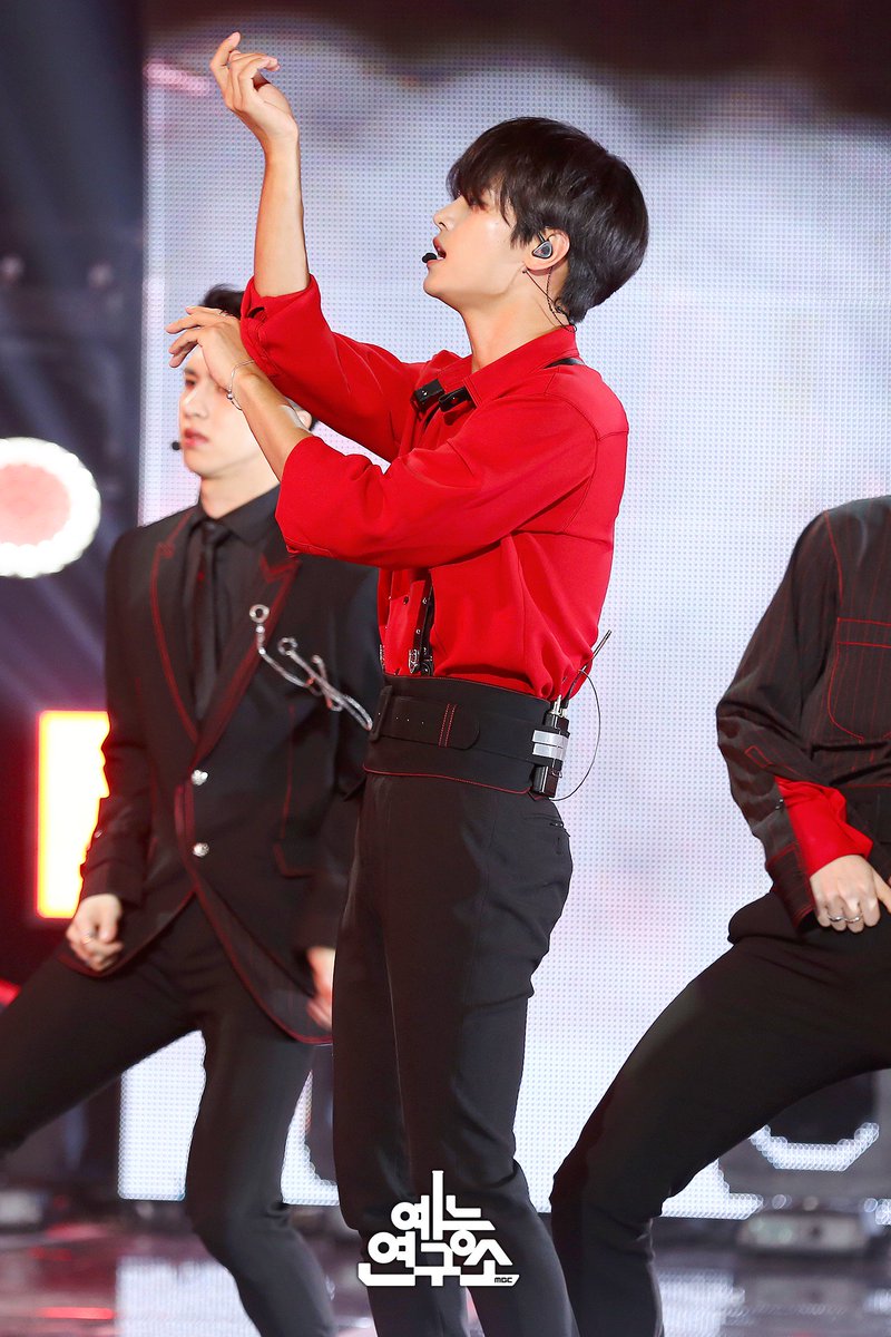 MBC_entertain's tweet photo. 자 현장 포토 선물하고 연구원은 이만 가볼게요!
남금짝들 육빅스 비주얼 널리ㅡ이롭게 알려주세요😍⭐️
📷☞ https://t.co/84vxESgvZF
180428 #쇼음악중심 #음중 #빅스 #VIXX #향 @RealVIXX https://t.co/Na1cNXQBqG