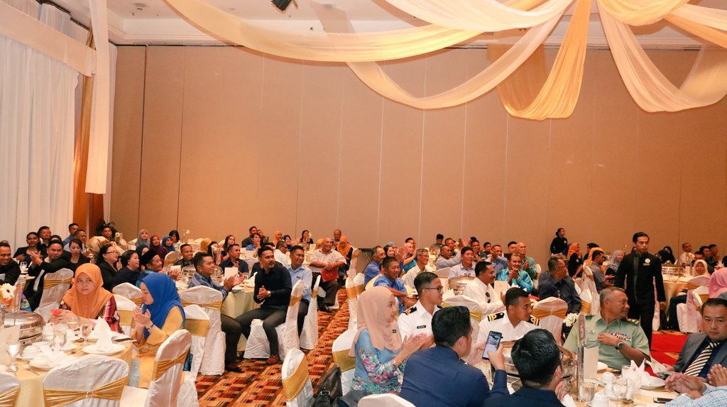 MINDEFMalaysia's tweet photo. Pengarah @MINDEFMalaysia cawangan #Sabah, Pn. Siti Robani Yusof menyampaikan ucapan mengalukan kehadiran KSU DS @arahimradzi & ahli Majlis Pengurusan Tertinggi MinDef ke mjlis Penyampaian APC 2017 & Jasamu Dikenang 2018, peringkat Negeri Sabah.
#APCMinDef2018 https://t.co/avXpLmi1Nj