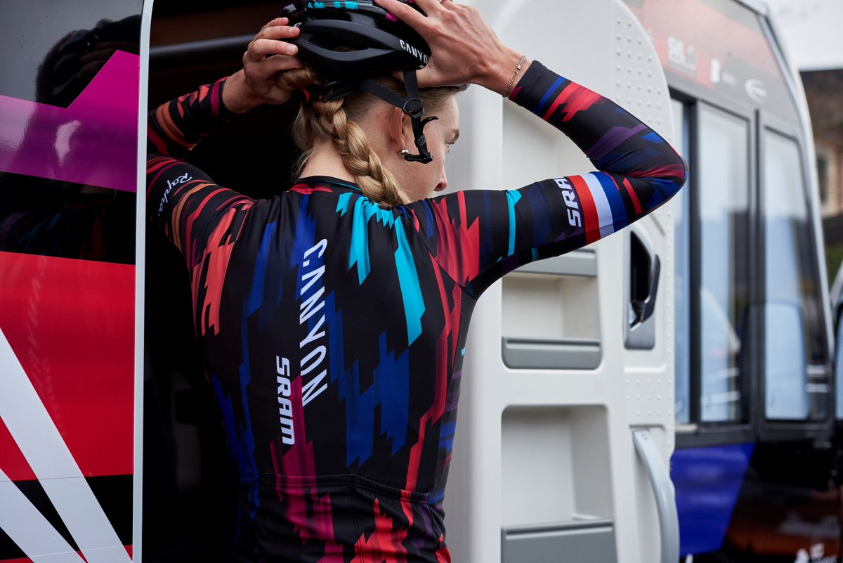 We've got our hands on one of the most iconic &amp; eye-catching jerseys in women's cycling for today's competition: a long-sleeved <a href="/WMNcycling/">CANYON//SRAM zondacrypto</a>'s jersey by <a href="/rapha/">Rapha</a>. Simply RT to enter. #TDY #WTDY