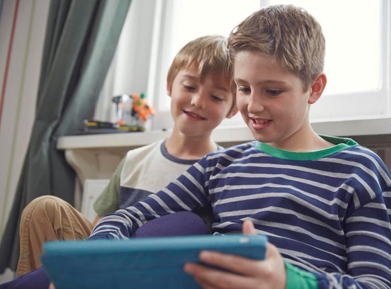 UK_SIChelpline's tweet image. Download the no-nonsense #NetAware guide from @NSPCC and @O2 on the most popular sites, apps and games that young people use. Visit bit.ly/2Kvy0Rx to help keep children safe online.