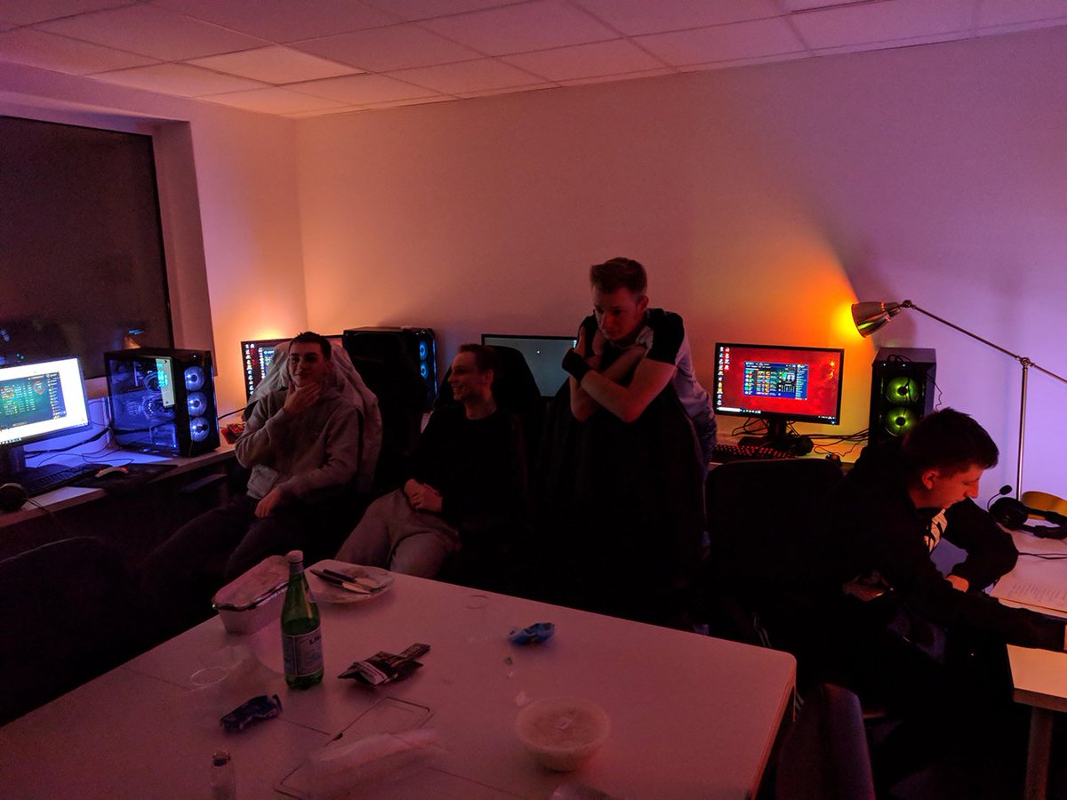 NativGaming's tweet photo. Notre équipe #NativLOL @InstantGamingFR en 🔥 #BootCamp 🔥 pour préparer la @DreamHackFR #DHTOURS 💪

Merci @GZones_FR pour la qualité d'accueil 👌

#esport #gaming 

@YodaLeRoux @Dydz1869 @AzzarLoL https://t.co/TA10p0dN7Y
