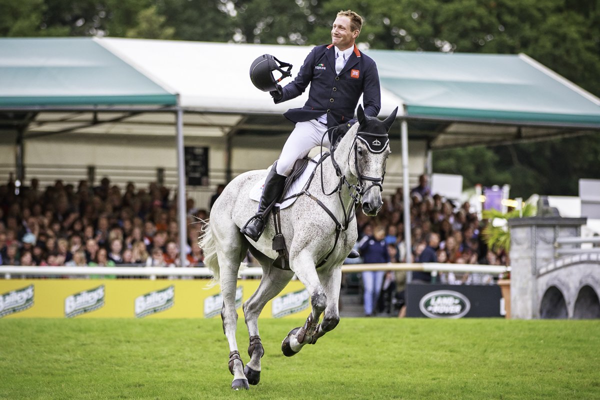 FEI_Global's tweet photo. Changing of the guard! @Oliver_Townend is the new FEI Eventing World no. 1 hot off the back of his @KyThreeDayEvent win!🥇👏👏  https://t.co/pM1LOIlJmS https://t.co/CLaSprDRDv