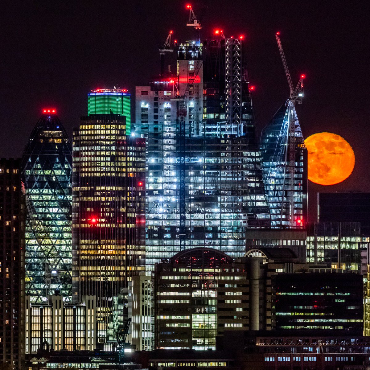 London_Rooftops's tweet photo. Morning London! Last night's near-full moon captured rising behind the @cityoflondon cluster just after 10pm. @visitlondon @BBCStargazing @SkylineArch https://t.co/jSM3fSkaon