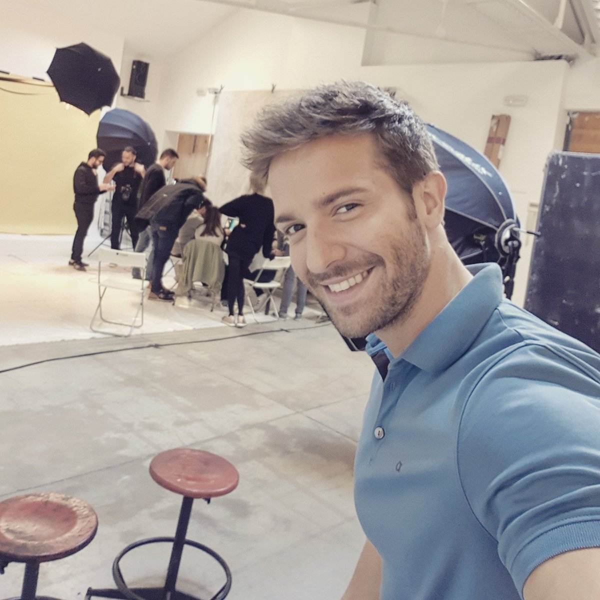 pabloalboran's tweet photo. Hoy estamos de sesión de fotos con @SamsungEspana
¡¡¡Vienen más sorpresas Familia!!! 
#alboránmáscerca #photoshoot #sesiondefotos #feliz https://t.co/pLDdCnBDJW