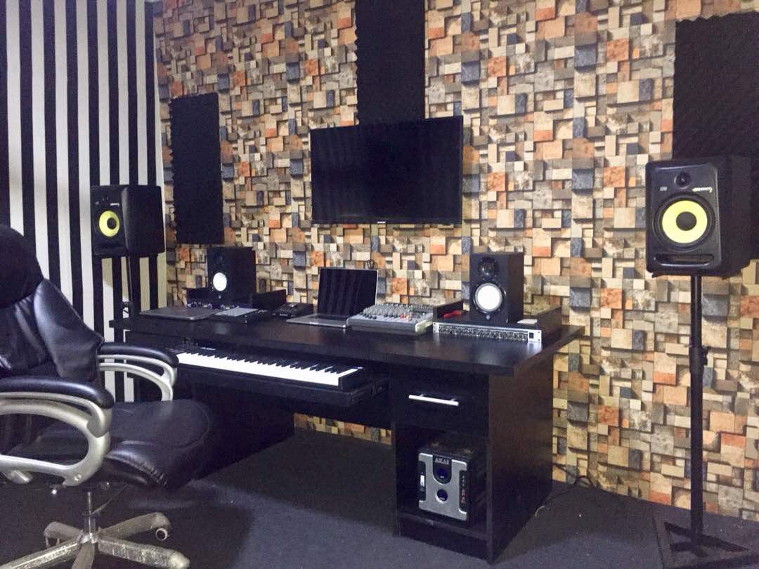mrcubiq's tweet photo. This is the Ultra Modern Music Production Studio currently established in Ho, Volta Region by @pub_records. 

The Official Producer is @KemenyaAirforce 

➿: @VoltaConnect9 @VoltaMusicAward @trendsOfGH @nogokpo @@CubiqGh @DKLASSGH @BeenieWords @KojoCure @prince_kwaku https://t.co/y39OO6bDKc