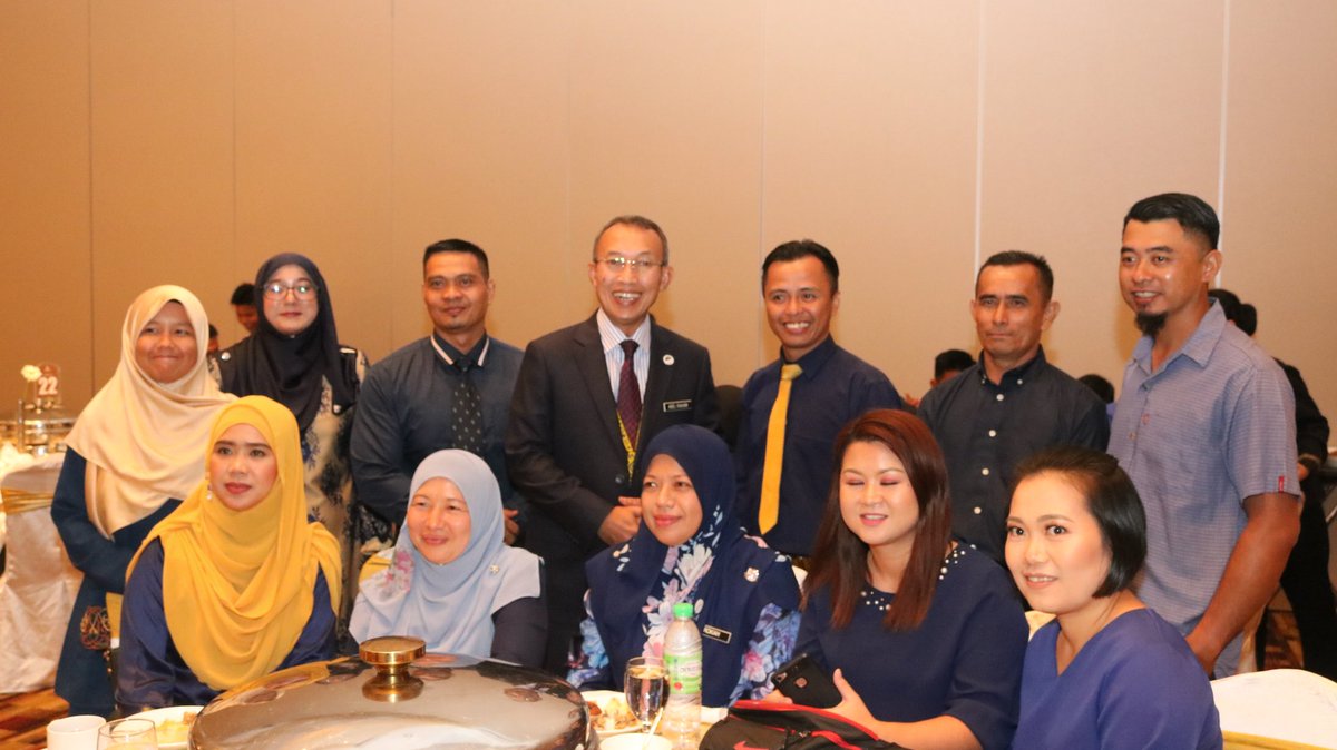MINDEFMalaysia's tweet photo. Penerima Anugerah Perkhidmatan Cemerlang , Pesara pilihan wajib & pilihan, Anugerah Kecemerlangan Pelajar merakamkan gambar kenangan bersama KSU DS @arahimradzi & Pengarah MinDef #Sabah selepas selesai majlis sebentar tadi.
#APCMinDef2018 https://t.co/RmlIAQv9id