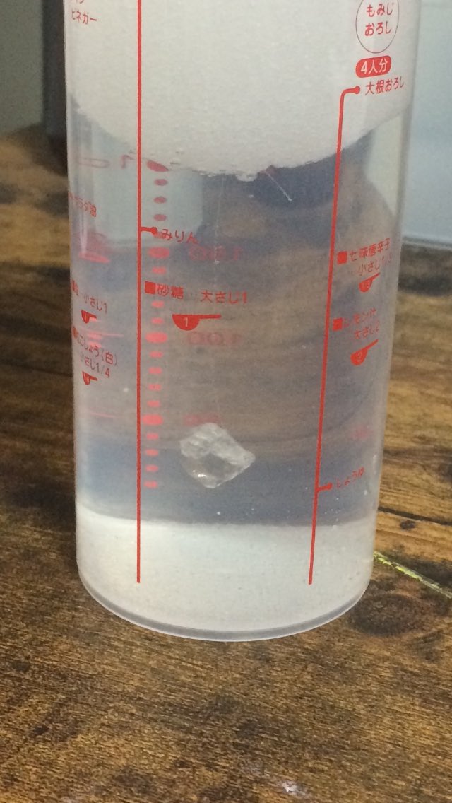 Kitkit 冬のワンフェスで買ったミョウバン結晶育成キットで作ってるミョウバンが結構な大きさになってました これでちょうど2ヶ月
