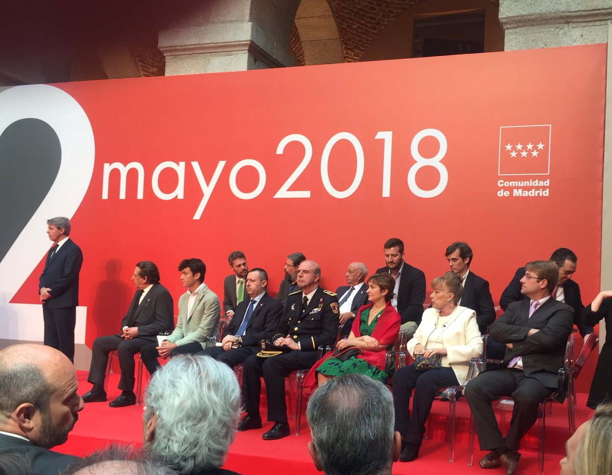 reginaplaniol's tweet photo. Feliz 2 de Mayo, festividad de la Comunidad de Madrid y enhorabuena a todos los condecorados hoy 👏👏👏👏 https://t.co/1vVMrhvHTL