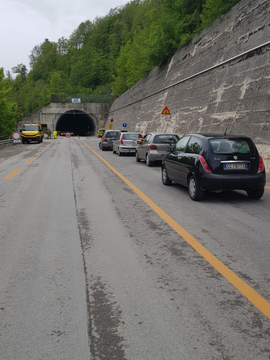 clientiANAS's tweet photo. #ANASinforma per collegamento stradale tra #Norcia #Arquata del Tronto e
la #Salaria transito consentito su #SS685 tramite le gallerie San Benedetto e Vezzano definitivamente ripristinate da #Anas per 4 ore/g (6 ore nei festivi). Qui siamo al km 0+950 SS685 presidio Lato Marche. https://t.co/nmGR68oA45