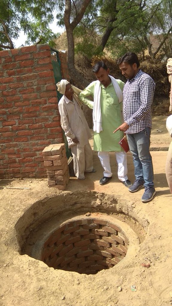 Gram panchayat Mayi mein Sauchalay k nirman karya ki gunwatta check krte Pradhan and DPC. @sbmgup <a href="/swachhbharat/">Swachh Bharat Mission - Grameen</a> <a href="/SwachhJalaun/">Apna Swachh Jalaun</a> <a href="/tatatrusts/">Tata Trusts</a> #ZSBPUP