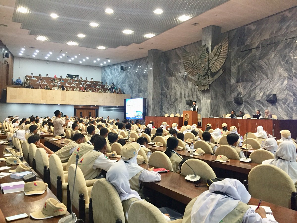 IkhaZain's tweet image. 'Sebagai pelajar, jangan takut untuk bersuara, jangan takut untuk berekspresi dalam hal baik. Tapi takutlah ketika suatu saat sudah tidak bisa bersuara dan berekspresi lagi.' - @Fahrihamzah 
#Hardiknas2018