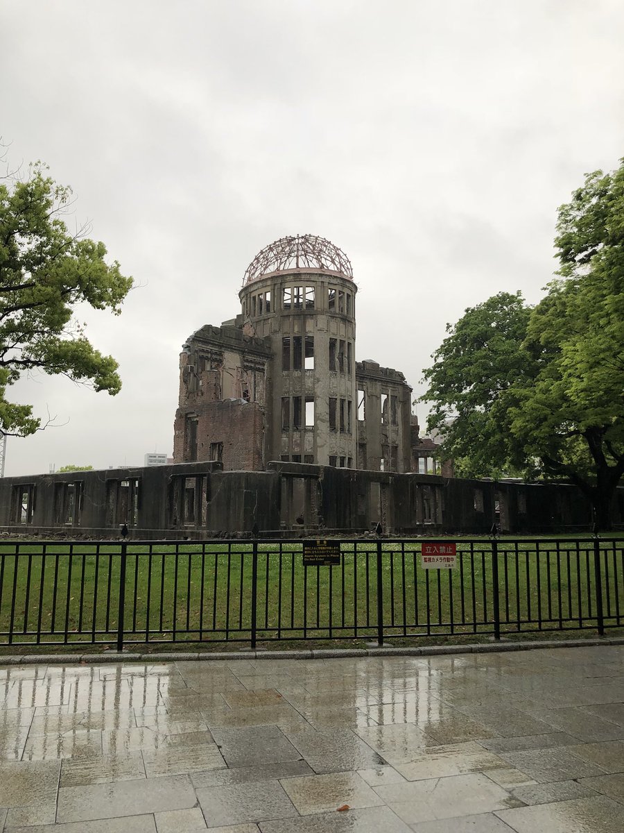 Team Somariかえる 路面電車初めてみたし 今回は断念かなぁ と思っていた原爆ドームにもsiriのnice道案内で通過するルートにっ 外人さんに紛れて浸る 旅行楽しい