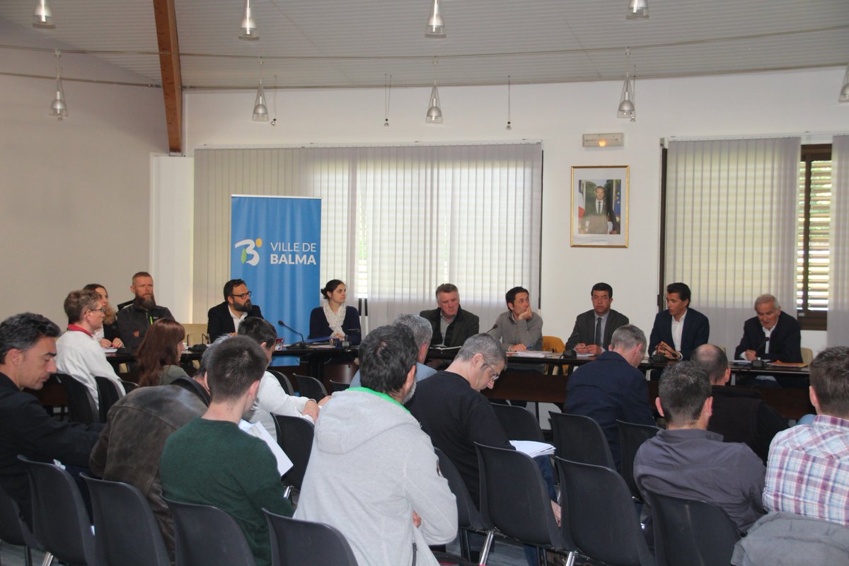 En réunion de travail pour le lancement des travaux d'embellissement du centre-ville avec les entreprises, la maîtrise d'oeuvre et les services de la ville. Top départ des travaux imminent !