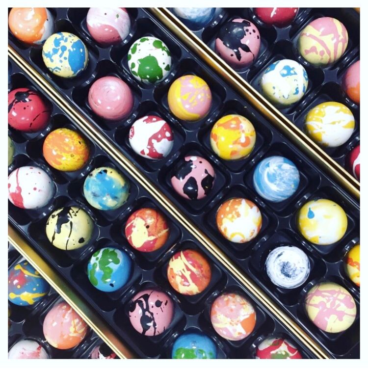 studiochoc's tweet image. Some bright and colourful chocolates handpainted in a recent Artists Class, book online now for your chance to become a chocolatier for the day! 🎨🎨🎨#StudioChocolate