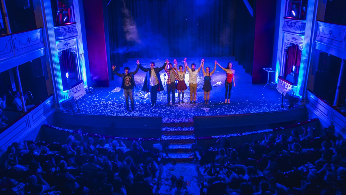 Una #fotoresumen del sábado en el <a href="/PrincipalZamora/">Teatro Principal</a>, que se convirtió en un espectacular #circo! 🎪Muchas gracias a todos por acompañarnos! Ahora, calentad motores para este próximo 5 de mayo... que volvemos con <a href="/unpaismagicoTVE/">Un País Mágico TVE</a> ✨