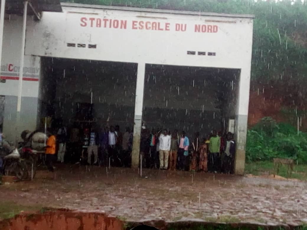 Ikiriho's tweet photo. Alors que des camions transportant des militants d'Amizero y'Abarundi du nord du #Burundi arrivent à Ngozi, la pluie décide de s'inviter dans les cérémonies de lancement de la campagne électorale de la coalition sur le #Refendum2018 https://t.co/GWE4biQFNO