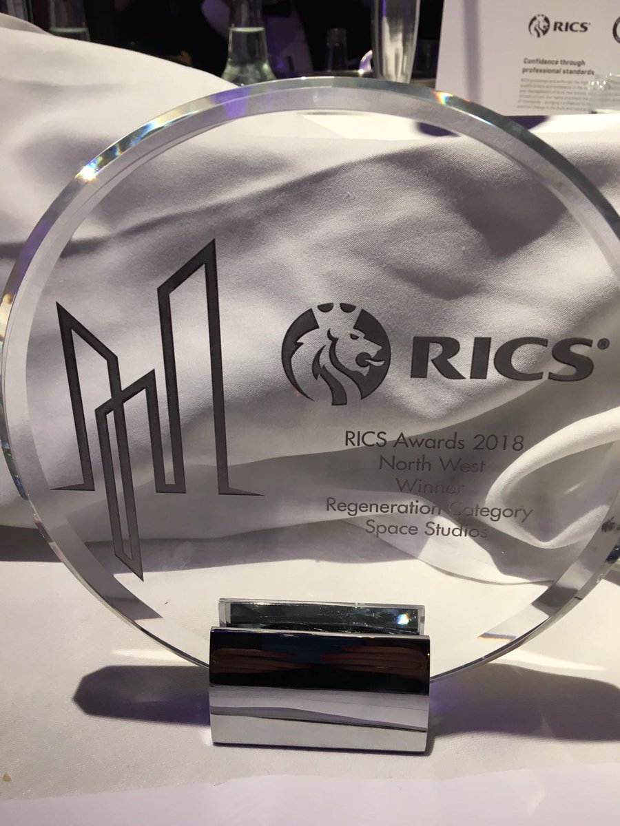 SpaceStudiosMcr's tweet photo. Last Friday evening #SpaceStudiosMcr won Regeneration Project of the Year at the #RICSAwards for increasing aspiration amongst the local community leading to employability - thank you to our partners @VINCI &amp; @turnertownsend 🏆 https://t.co/ylS3u1swmD