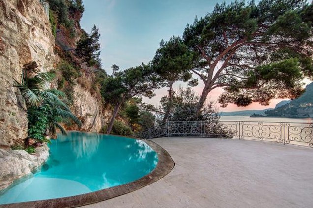 Edingtonsltd's tweet image. This should cheer you up on this gloomy, dark May day. £30m Villa for sale in Cap-d’Ail, France. Listed with @PrimeLocation primelocation.com/overseas/detai… #WednesdayMotivation