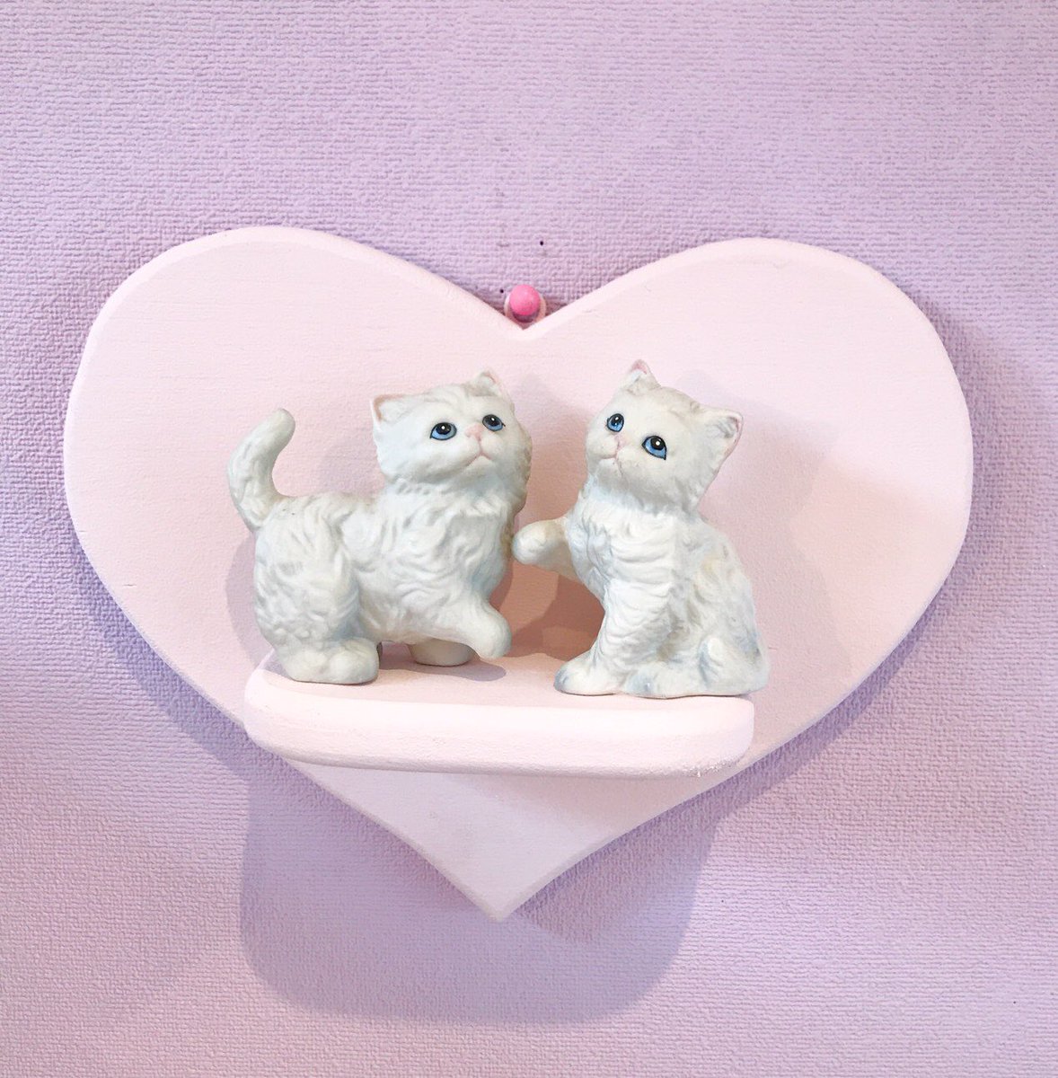 RorettasRoom's tweet photo. Heart wood shelf♡
pinkをたくさんお出し致しました💕

ネコで大きさ等参考になさってください🐈♡ https://t.co/iclcBfq566