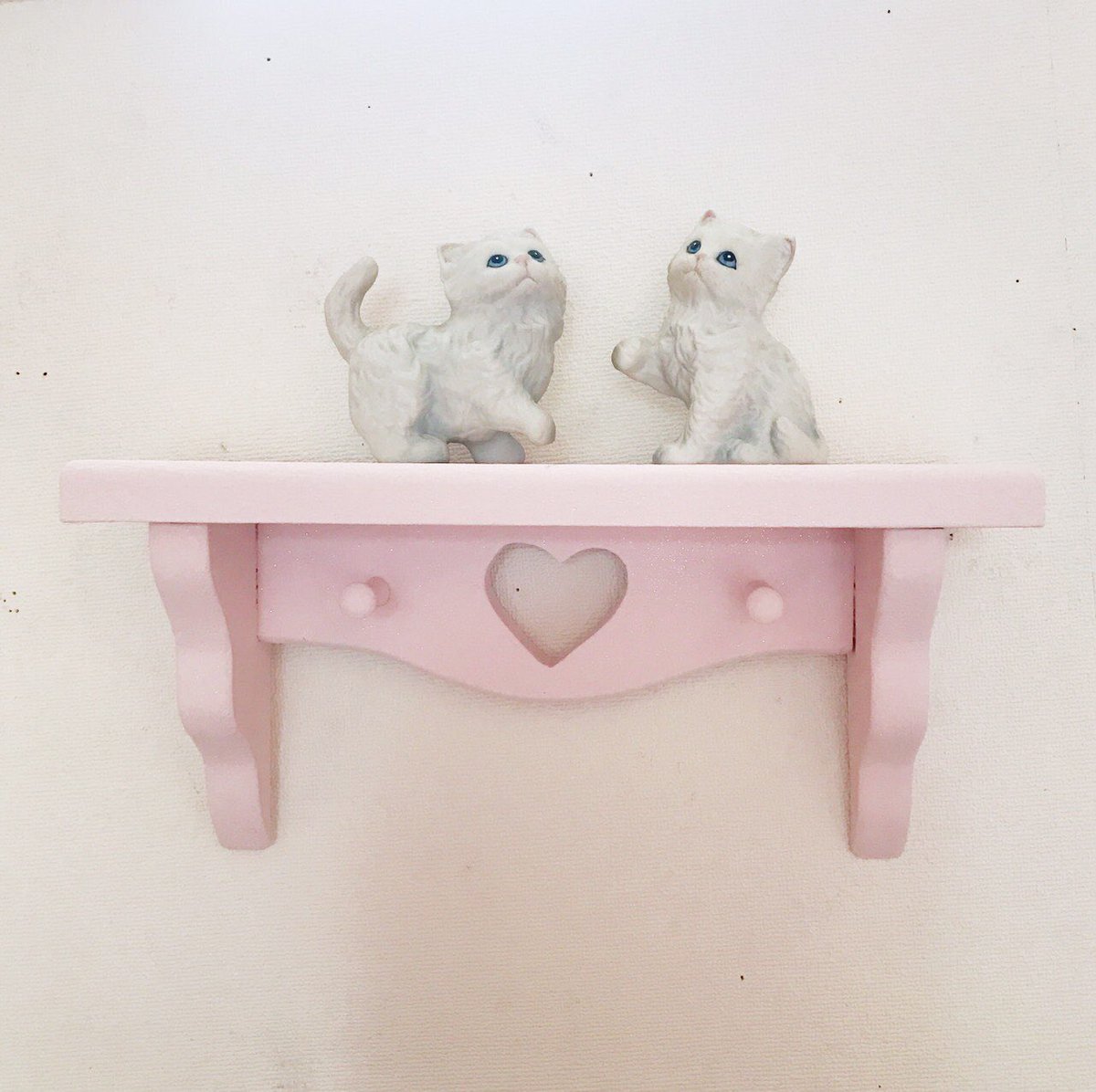 RorettasRoom's tweet photo. Heart wood shelf♡
pinkをたくさんお出し致しました💕

ネコで大きさ等参考になさってください🐈♡ https://t.co/iclcBfq566