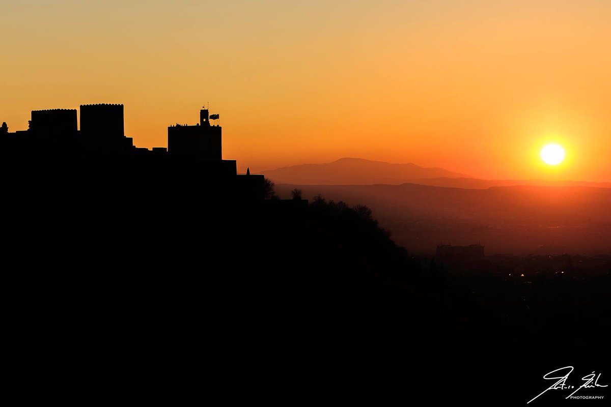 PlanesGranada's tweet photo. La silueta de la Alhambra.. Foto de Arturo Ávila #PlanesGranada https://t.co/zive9WXkTU