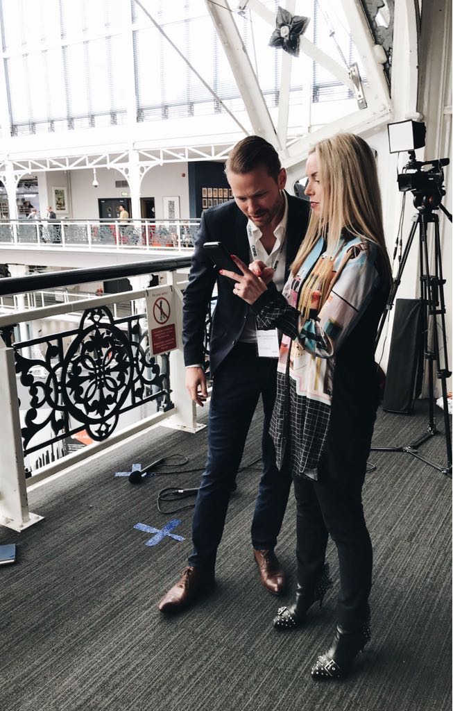 Alex_H_Griffin's tweet image. Understanding turning a phone on and off w/ @NicoleBremner at #PropTech2018 

#babysteps