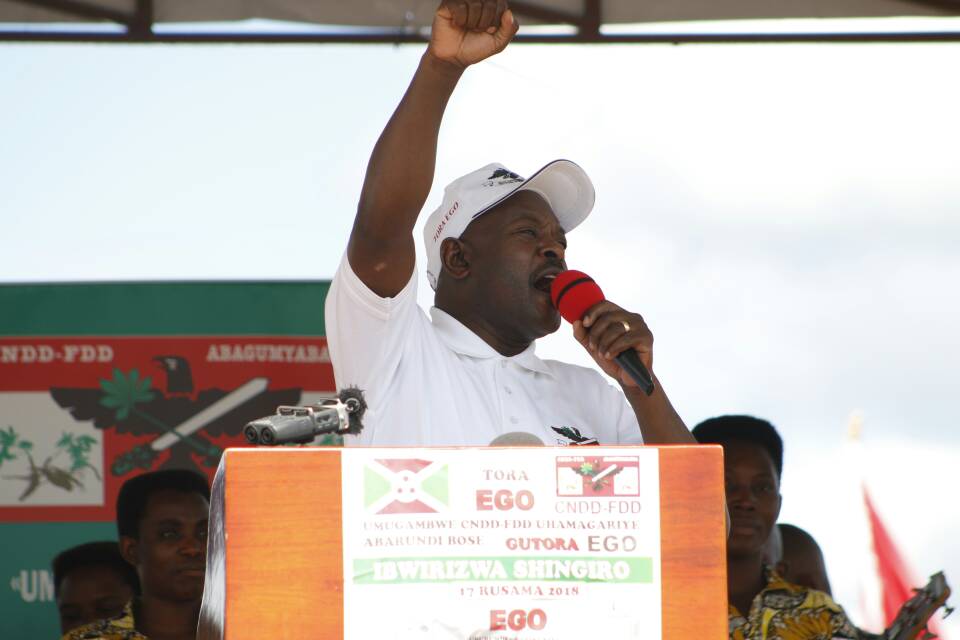 cnddfddyouth's tweet photo. SE @pnkurunziza exhorte les Bagumyabanga à transcender toute sorte de division afin de préserver la paix, à servir d'exemples en vivant en parfaite harmonie. Il a rappelé que le temps était venu pour les #burundi-ais de se choisir un destin, en votant OUI au référendum. #ToraEgo! https://t.co/H2ybJUvNcu