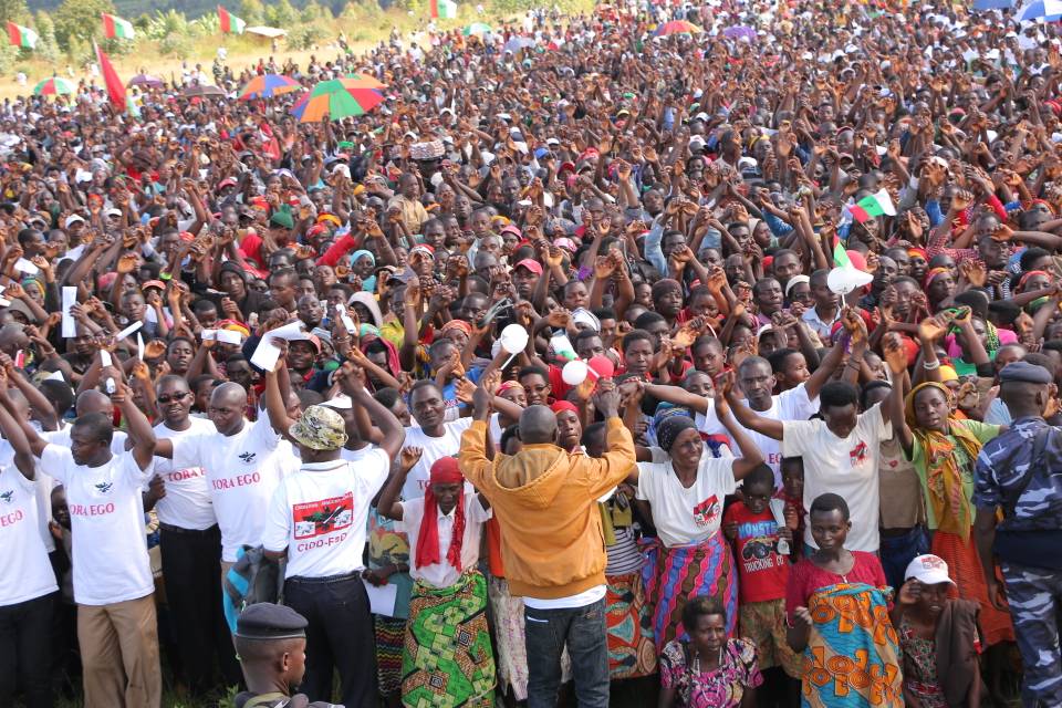 cnddfddyouth's tweet photo. SE @pnkurunziza exhorte les Bagumyabanga à transcender toute sorte de division afin de préserver la paix, à servir d'exemples en vivant en parfaite harmonie. Il a rappelé que le temps était venu pour les #burundi-ais de se choisir un destin, en votant OUI au référendum. #ToraEgo! https://t.co/H2ybJUvNcu