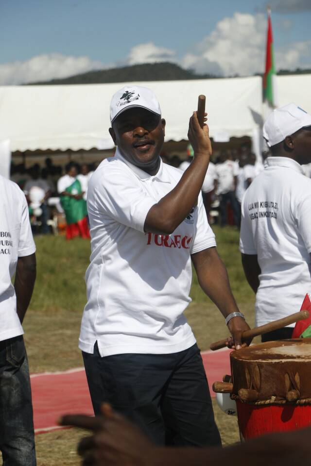cnddfddyouth's tweet photo. SE @pnkurunziza exhorte les Bagumyabanga à transcender toute sorte de division afin de préserver la paix, à servir d'exemples en vivant en parfaite harmonie. Il a rappelé que le temps était venu pour les #burundi-ais de se choisir un destin, en votant OUI au référendum. #ToraEgo! https://t.co/H2ybJUvNcu