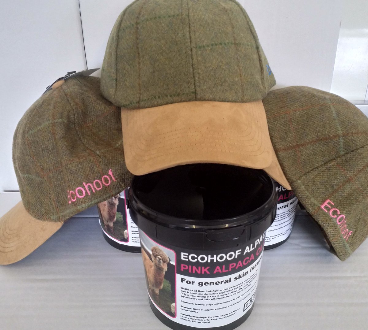 Ecohoof's tweet photo. Pink Alpaca Clay a must for every Alpaca owner , A free #EcohoofCap with every tub purchased before Monday 7 May. Ideal for most skin conditions, also contains fly repellent qualities #PinkAlpacaClay https://t.co/3HHyXwYpOO