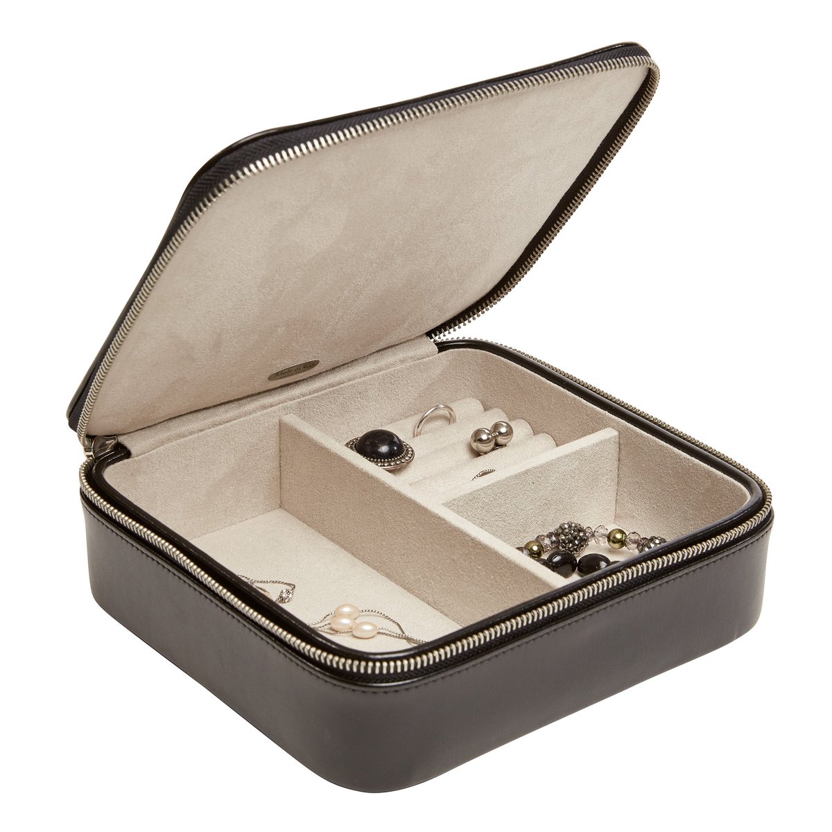 meleandco's tweet photo. Surprise mom with a travel jewelry box, who knows maybe you can "borrow" it sometime. See our collection at 
https://t.co/6D0ObsX2do
#meleandco #livelifeorganized #mom #style #mothersday #mothersdaygift #travel #jewelry https://t.co/QYlYqNQEO4