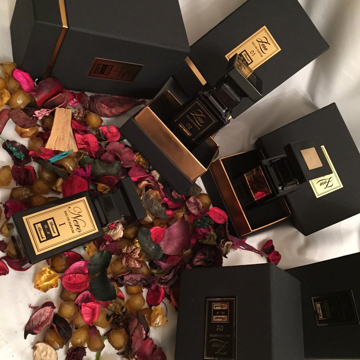 قدتخلوالزجاجةمن العطر

ولكن تبقى الرائحةالعطرة عالقة بلزجاجة
كماتبقى الذكرىالطيبة عالقة بلقلب

هم أولئك الذين ينقشون حبهم
بطيب تعاملهم