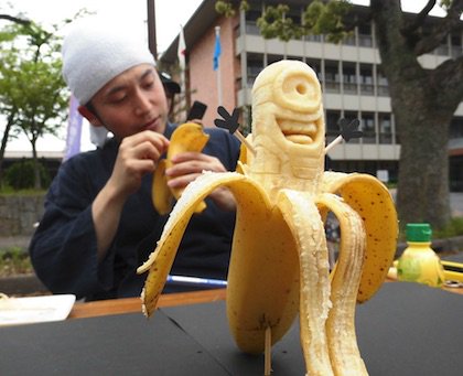 滋賀県の情報と観光スポット Pa Twitter ミニオンズのバナナアート 滋賀県出身のバナナ彫刻師 山田恵輔さんのバナナアート作品 爪楊枝などで削り チビチビ食べながら進めていきます ミニオンは一例で もっと凄い作品も写真展示されていました 職人芸です