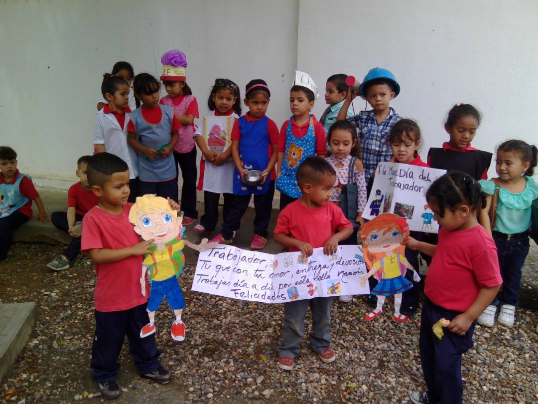 CEI_AndresBell's tweet photo. Nuestros niños y niñas dramatizando el día internacional de los trabajadores y trabajadoras con alegría y entusiasmo #MayoDeProtecciónYFuturo @FNNSimon @salainass @MPPEDUCACION @gestionperfecta @oleisa2010 https://t.co/MA6gCfud6s