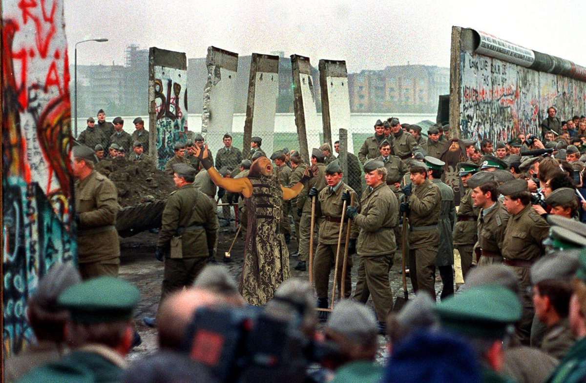 Когда разрушили берлинскую. Падение берлинской стены 1989 г. Крушение берлинской стены 1989. 9 ноября 1989 берлинская стена. Когда разрушили берлинскую.