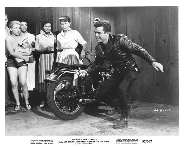 Engaged2death's tweet photo. Nel 1957, insieme a #ifidanzatidellamorte, usciva #MotorcycleGang. Il classico #greasermovie, con al centro una banda di #motociclisti, risse, ragazze e la giusta dose di spettacolari corse in moto. Due mondi diversissimi, che ci permettono però di rivedere #moto meravigliose! https://t.co/QowYYbBoVu