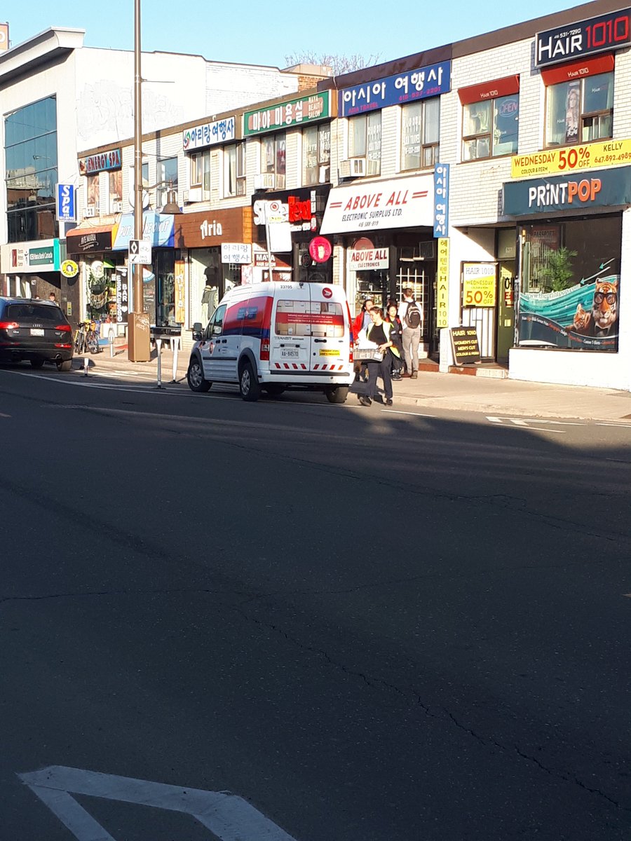 notyourlane's tweet photo. Bloor x Euclid #notyourlane 

#bikelane #carpark #toronto #canadapost 🐍🐍🐍

@TorontoPolice @joe_cressy @canadapostcorp https://t.co/ZT66zJKDLZ