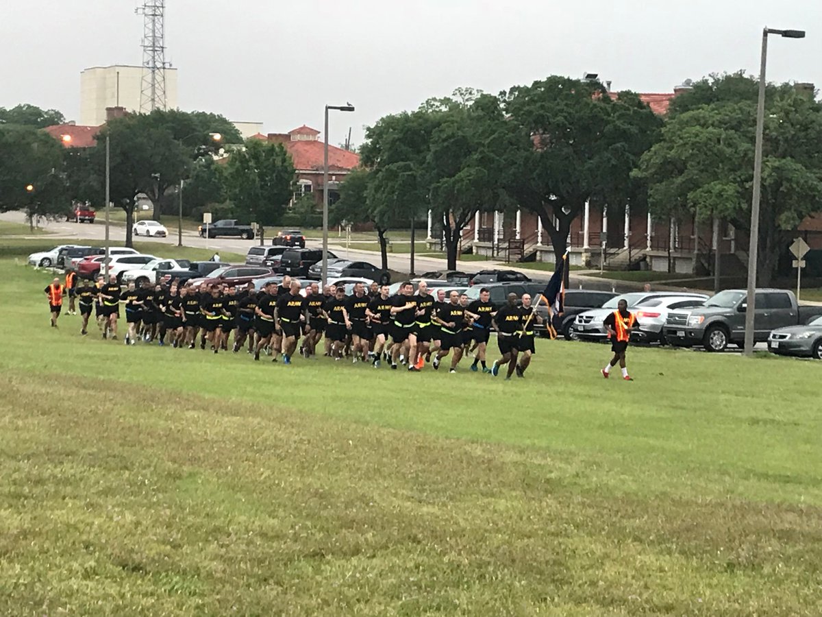 5BdeUSAREC_CDR's tweet photo. Had a great physical training event this morning with the leaders we're working with during this week's Operational Update Assessment on Fort Sam Houston. It was a great way to kick off the day. https://t.co/FQCHkOWeMp