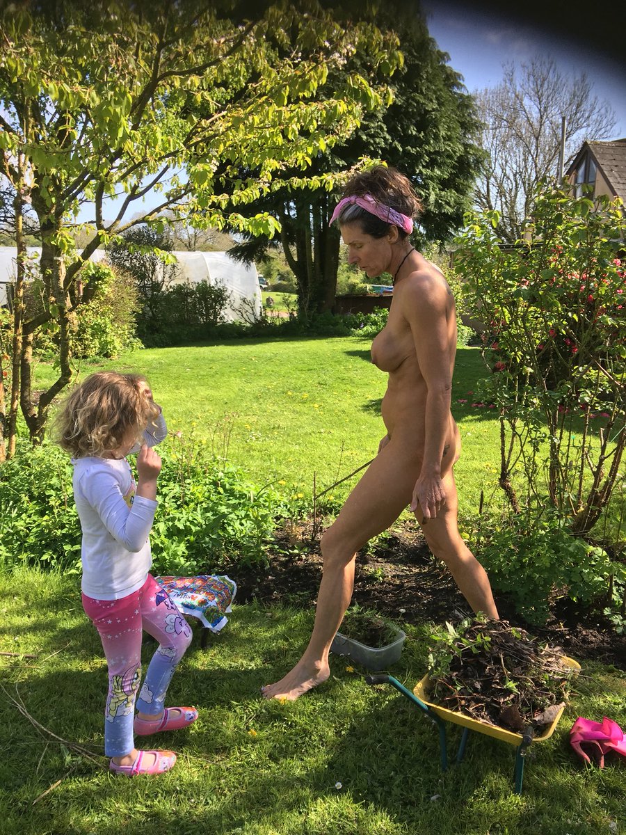 tything_barn's tweet photo. Weeding Wednesday @tything_barn #Nakedyoga garden therapy 🧚🏻‍♀️🧤💐🌷🌹🌺🌻🌞 https://t.co/YyGdr0ePts