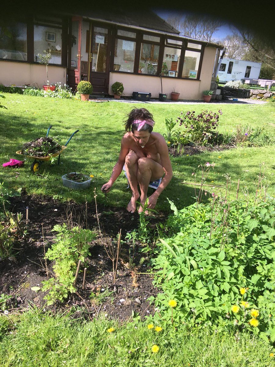 tything_barn's tweet photo. Weeding Wednesday @tything_barn #Nakedyoga garden therapy 🧚🏻‍♀️🧤💐🌷🌹🌺🌻🌞 https://t.co/YyGdr0ePts