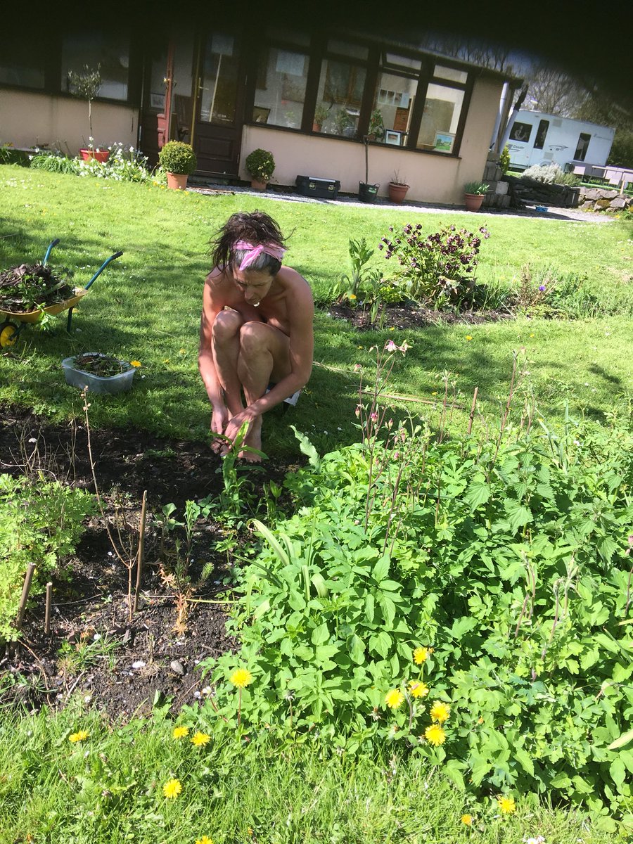 tything_barn's tweet photo. Weeding Wednesday @tything_barn #Nakedyoga garden therapy 🧚🏻‍♀️🧤💐🌷🌹🌺🌻🌞 https://t.co/YyGdr0ePts